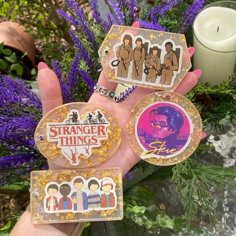 2 PACK Stranger Things Sticker & Gold Flakes Resin Keychains MYSTERY BUNDLE - Picture 4 of 16